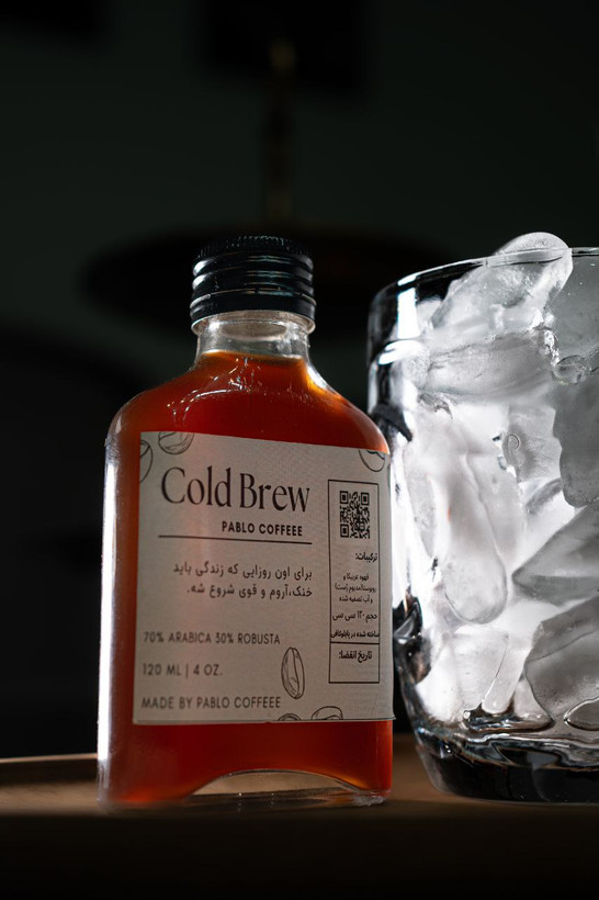 بطری کلد برو قهوه سرد دم پابلوکافی با ترکیب ۷۰٪ عربیکا و ۳۰٪ روبوستا، طراحی مینیمال و لیبل برند، مناسب نوشیدنی انرژیزا و خنک، حجم ۱۲۰ میلیلیتر