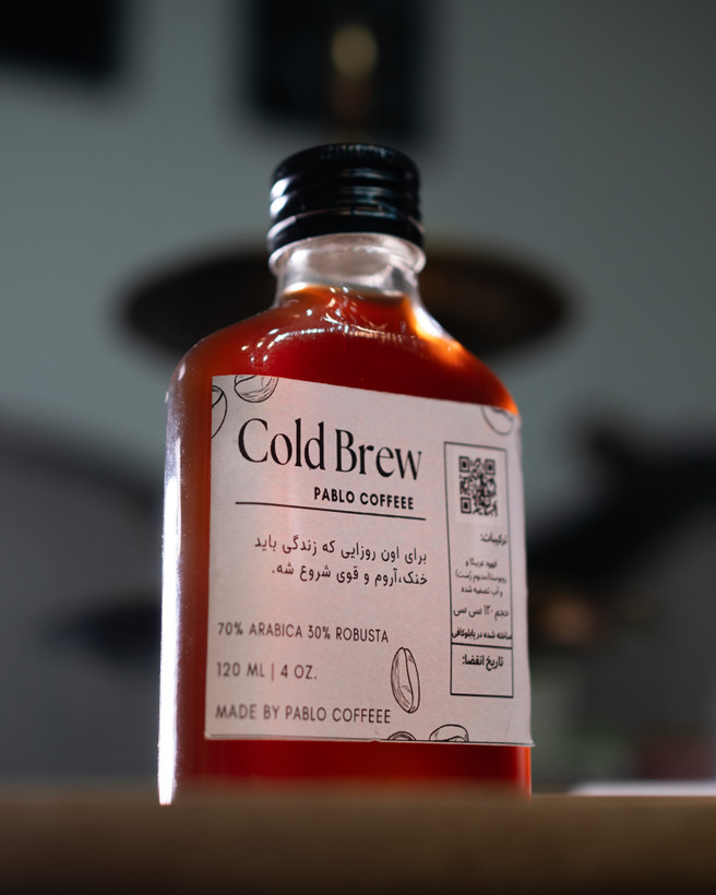 بطری کلد برو قهوه سرد دم پابلوکافی با 100 درصد عربیکا، طراحی مینیمال و لیبل برند، مناسب نوشیدنی انرژیزا و خنک، حجم ۱۲۰ میلیلیتر