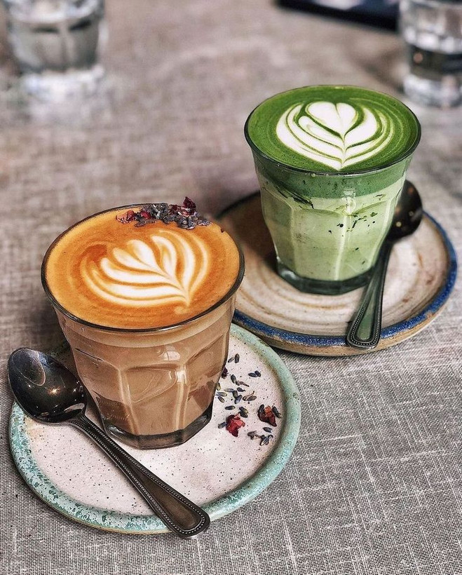 پودر خالص اسپرولینای سبز، سرشار از پروتئین گیاهی، کلروفیل، و ویتامینهای ضروری برای تقویت انرژی، سمزدایی و تقویت سیستم ایمنی. مناسب برای وگانها و ورزشکاران.