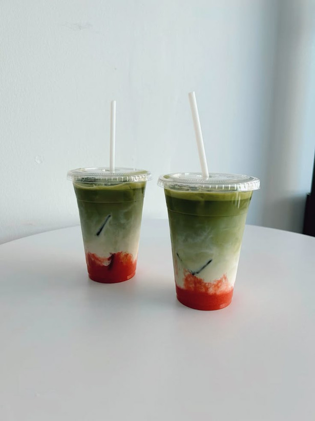 نوشیدنی سبز روشن ماچا خالص با بافت نرم و آسیاب شده به روش سنتی سنگی، نشاندهنده کیفیت Ceremonial.