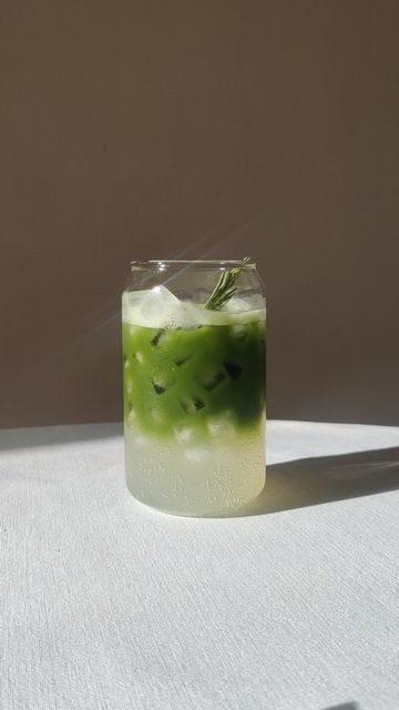 نوشیدنی سبز روشن ماچا خالص با بافت نرم و آسیاب شده به روش سنتی سنگی، نشاندهنده کیفیت Ceremonial.