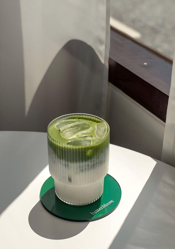 نوشیدنی سبز روشن ماچا خالص با بافت نرم و آسیاب شده به روش سنتی سنگی، نشاندهنده کیفیت Ceremonial.