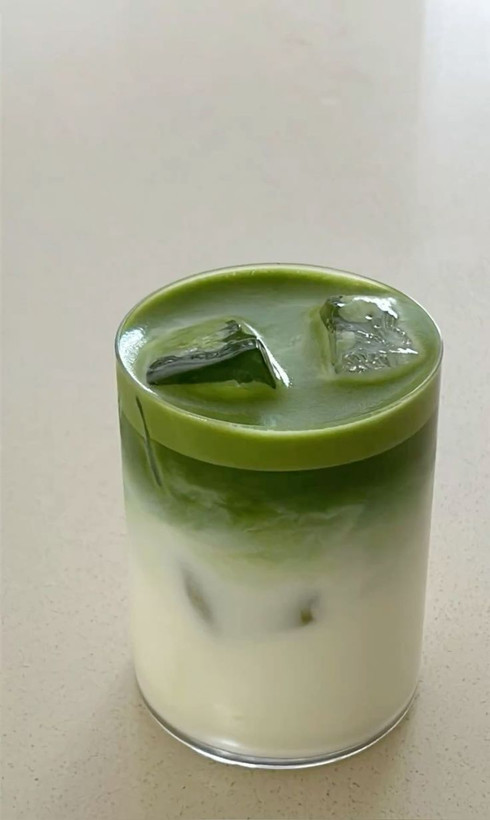 نوشیدنی سبز روشن ماچا خالص با بافت نرم و آسیاب شده به روش سنتی سنگی، نشاندهنده کیفیت Ceremonial.