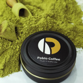 قوطی فلزی مشکی با لیبل پابلو کافی حاوی پودر سبز روشن ماچا خالص با بافت نرم و آسیاب شده به روش سنتی سنگی، نشاندهنده کیفیت Ceremonial.