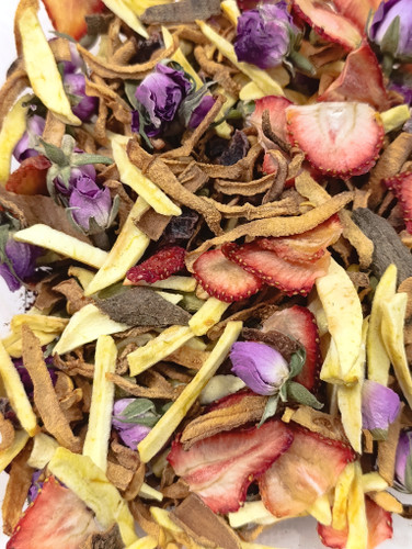 دمنوش جانان در بستهبندی مشکی با لیبل سفید و مشکی طلایی، حاوی گل محمدی، توتفرنگی خشک، چای سیب، به، دارچین و هل – محصول فروشگاه پابلوکافی