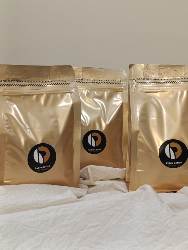 نوشیدنی هات پسته زعفران پابلوکافی با بافت خامهای و تکههای پسته واقعی، سرو شده در فنجان گرم با تزئین زعفران